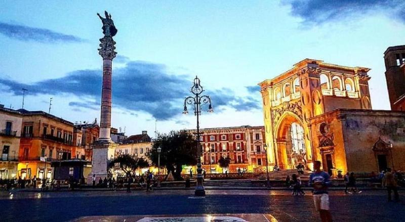 "Il Vecchio Salone" Appartamento In Pieno Centro Con Garage Privato Lecce Exterior foto