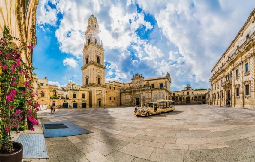 "Il Vecchio Salone" Appartamento In Pieno Centro Con Garage Privato Lecce Exterior foto