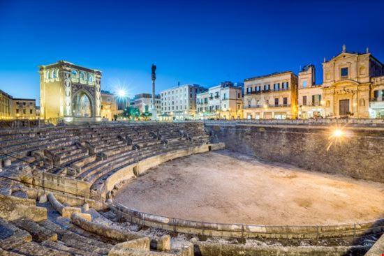 "Il Vecchio Salone" Appartamento In Pieno Centro Con Garage Privato Lecce Exterior foto