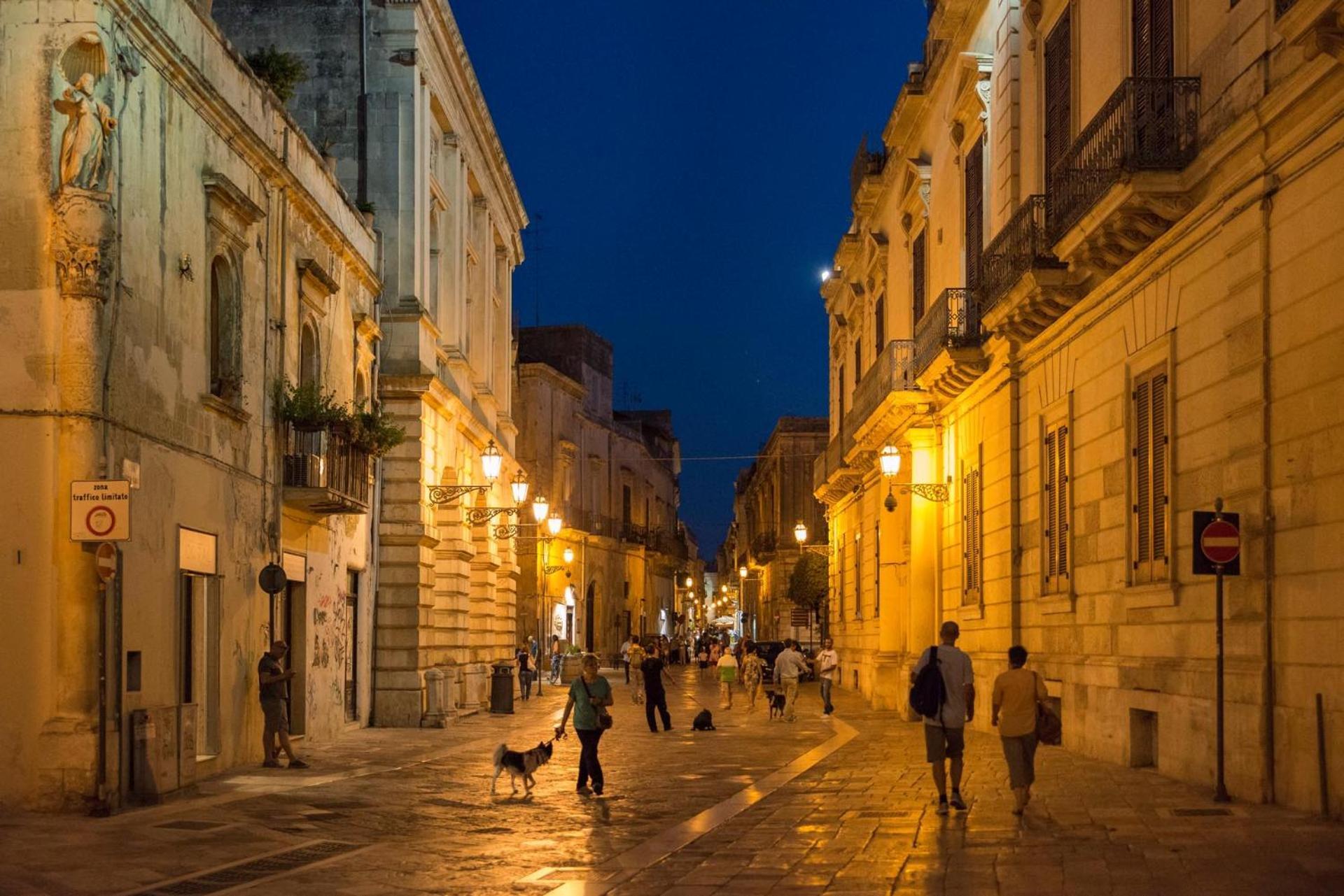 "Il Vecchio Salone" Appartamento In Pieno Centro Con Garage Privato Lecce Exterior foto